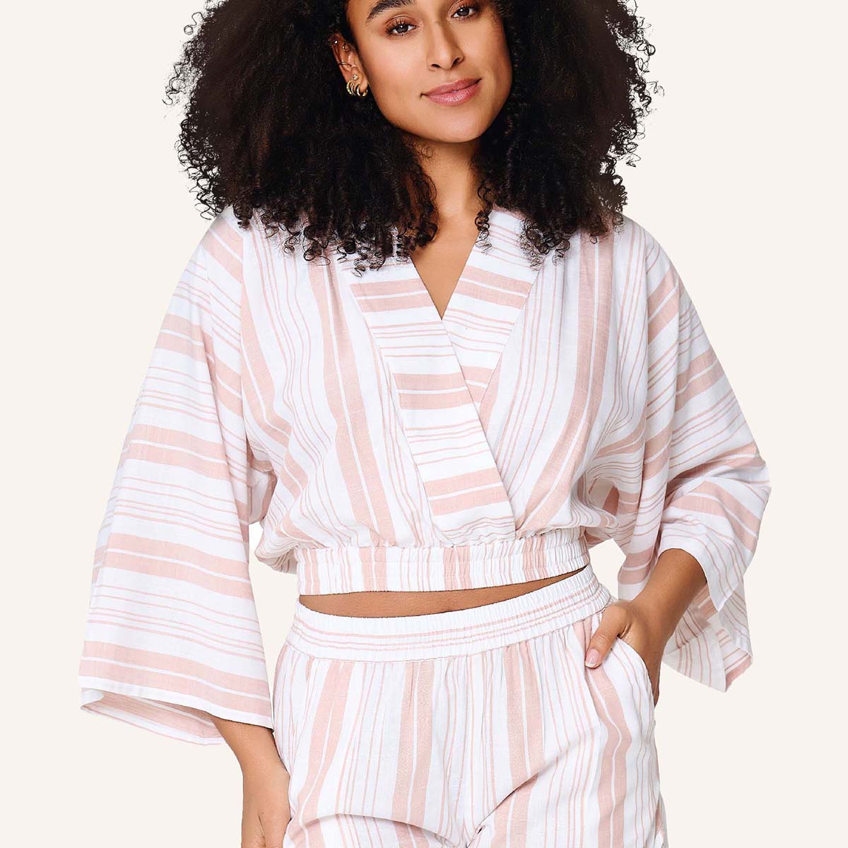 LingaDore Summer Stripes t-shirt- og shorts-sæt, hvid - 8228 - 139 - Beige Stripes