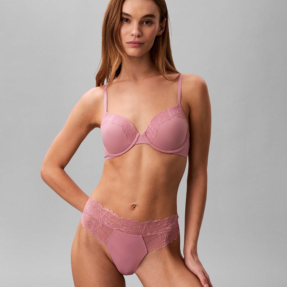 Calvin Klein Perfectly Fit Lace g-streng, rosa - LV00QF8444 - 41I - Soft Mauve