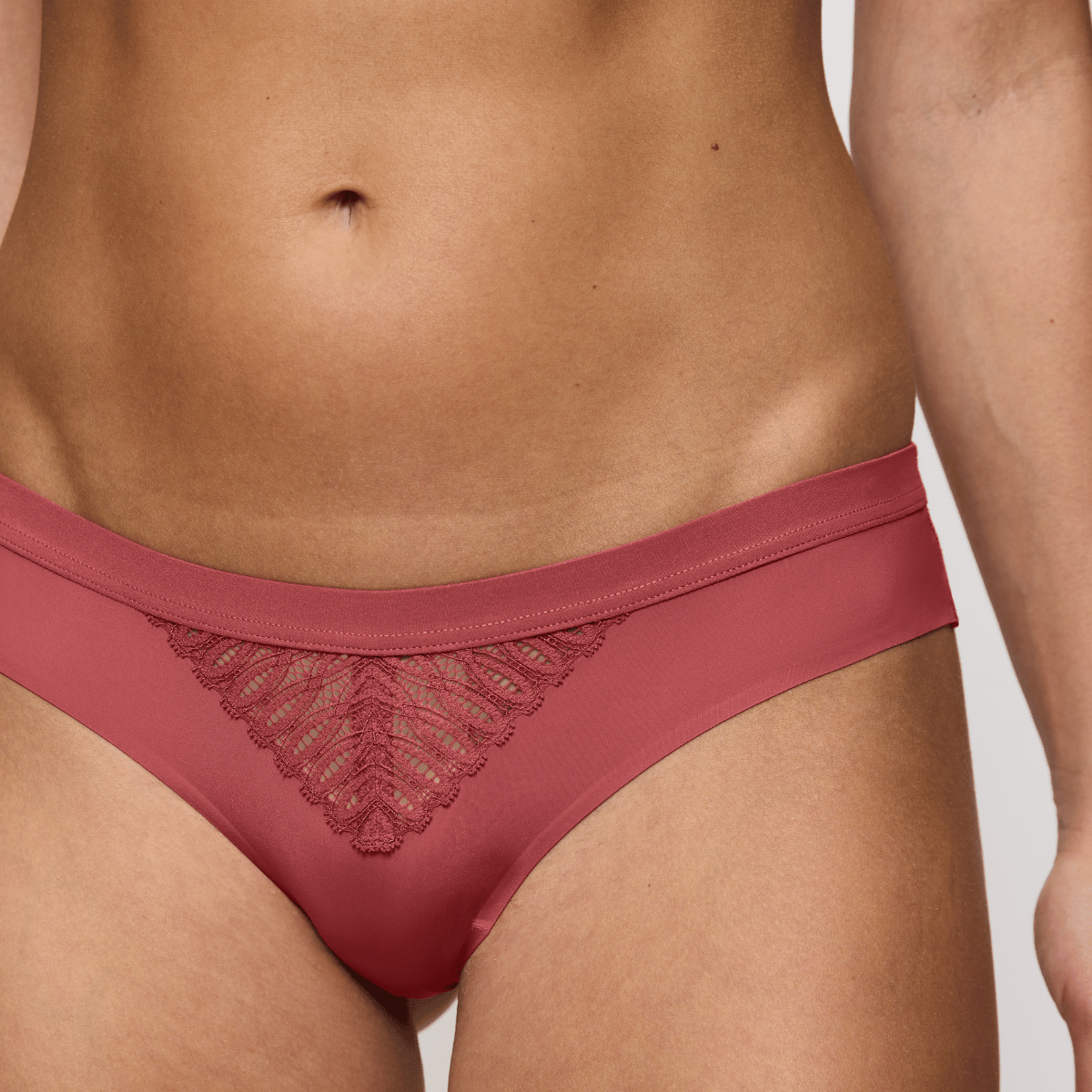 Triumph Aura Spotlight T brazilian trusse, rød - 10216453 - 7831 - Strawberry allure