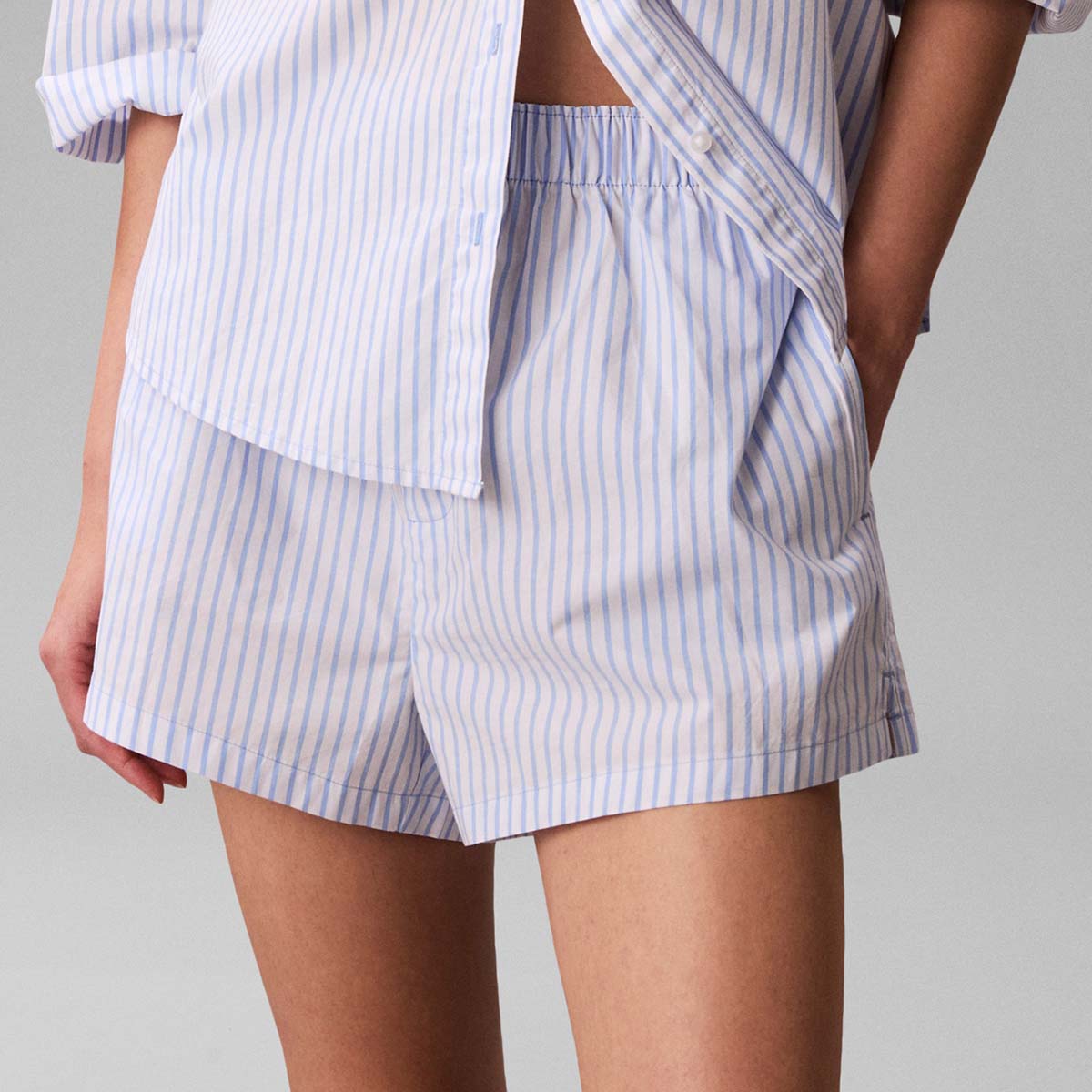 Calvin Klein shorts, lyseblå - LV00QS7596 - 2NE - Sera Stripe Blue Descent