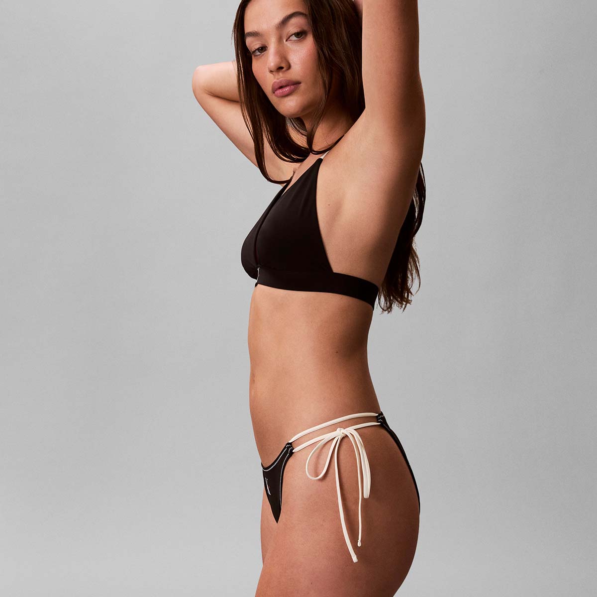 Calvin Klein Graphic Monogram bikini top uden bøjle, sort - LV00Q61225 - UB1 - Black