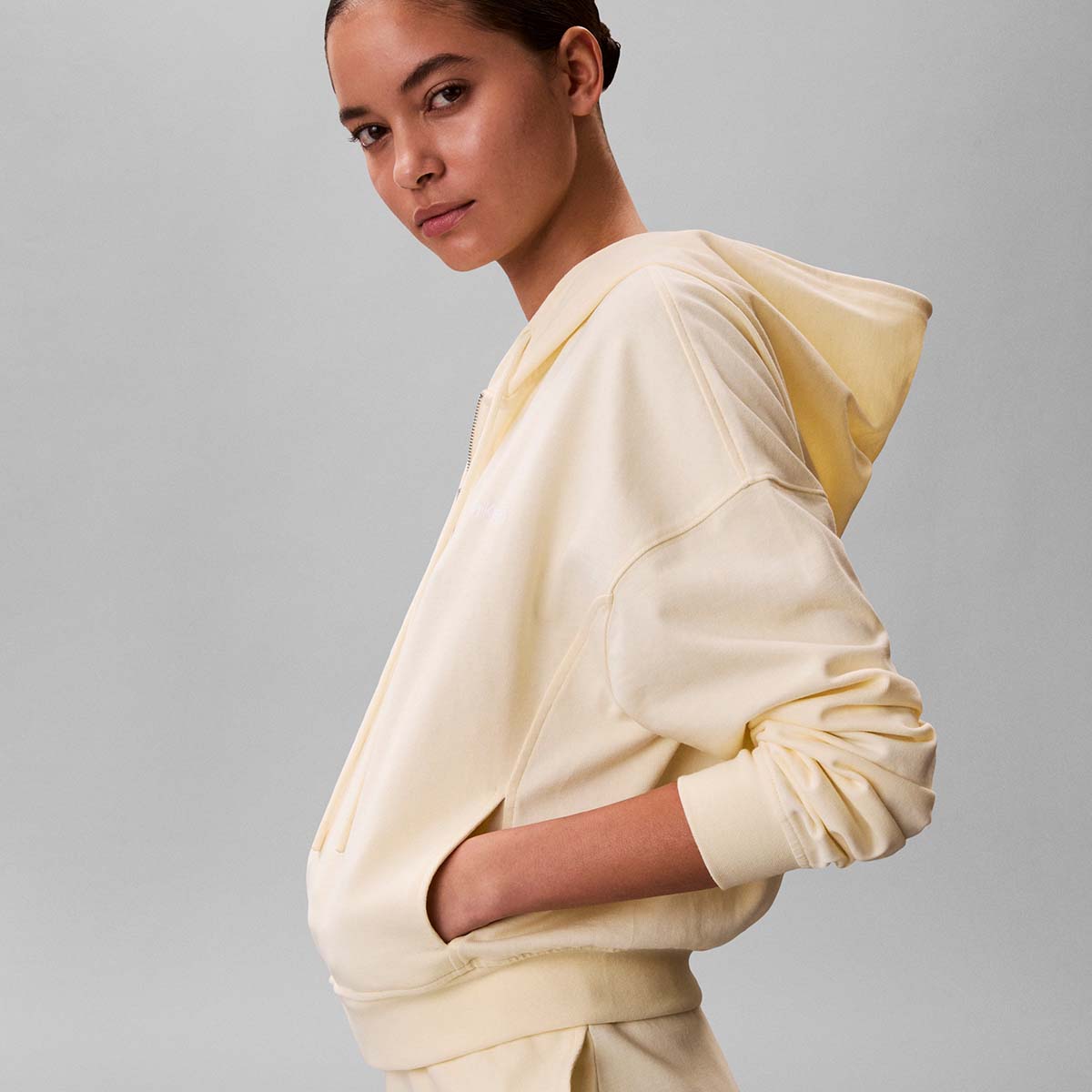Calvin Klein Logo hættetrøje, gul - LV00QS7599 - ZRK - Pear Sorbet