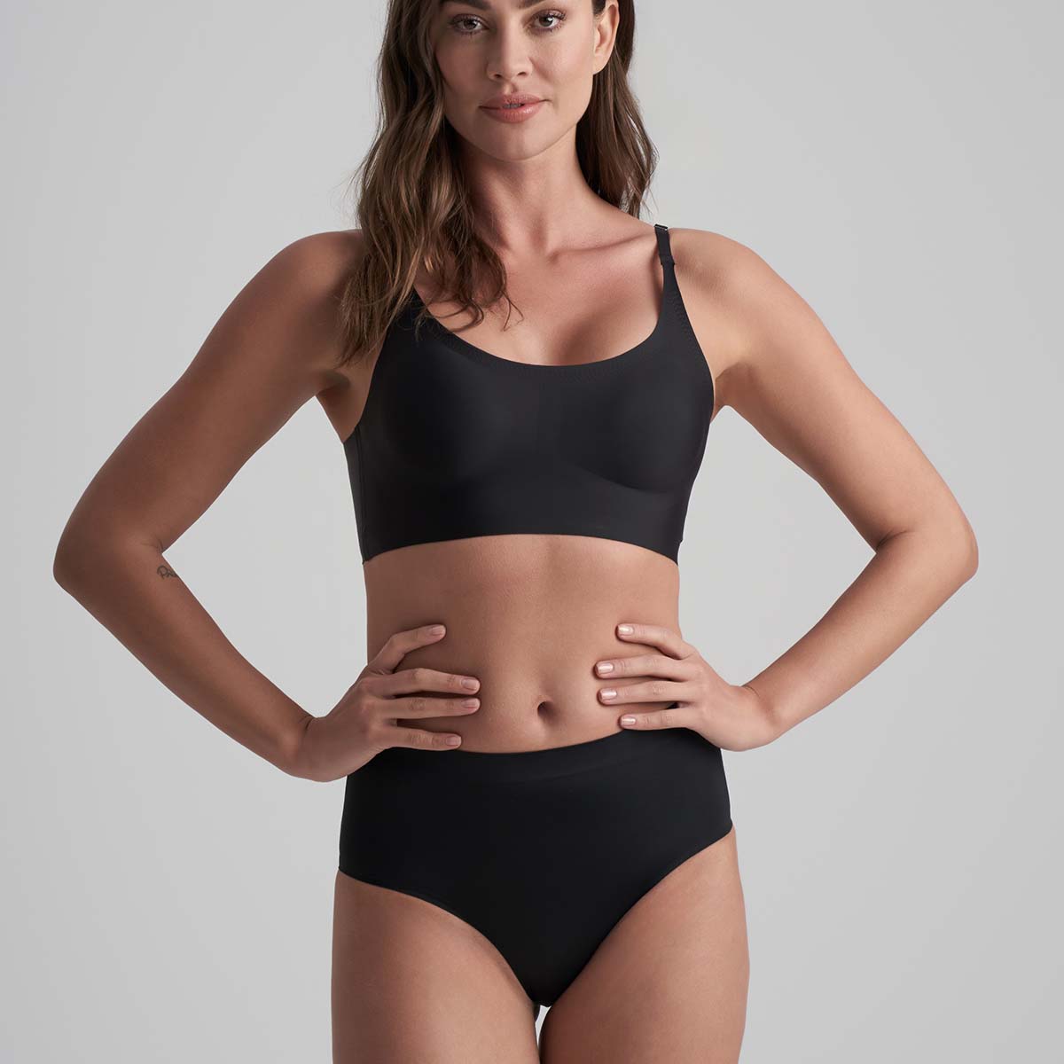 Bye Bra Invisible Mid Waist tai trusse, sort - INVMWB - Black - Black