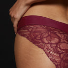 Triumph Body Make-Up Illusion Lace tai trusse, rød - 10219711 - 00EW - Woodrose