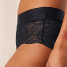 Triumph Body Make-Up Illusion Lace hipster trusse, sort - 10219748 - 0004 - Black